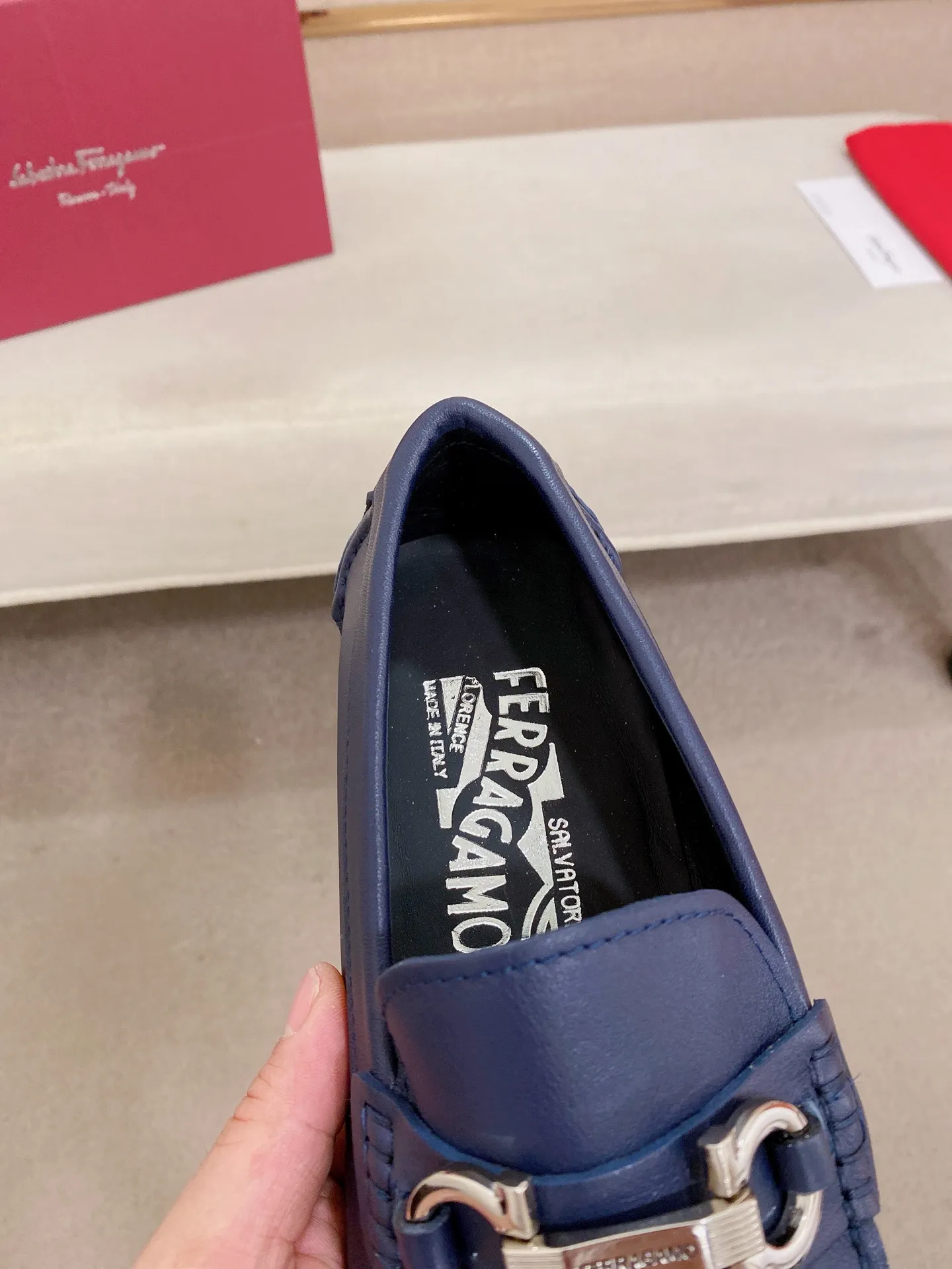 Men's shoes💰: 540💰High-end quality! Ferragamo🆕🆕Exclusive hot-selling products in stock🔥🔥New products on the shelves, high-quality Ferragamo men's pea shoes, high-end casual driving shoes, with complete packaging! 💪 💪 Material: imported first-layer pebbled cowhide 🐂 + imported high-quality water-dyed cowhide lining + wear-resistant outsole 👍🏻👍🏻 Features: high-end and comfortable, purely handmade 🚀 🚀 Create the perfect shoe that suits you best 🔥 🔥 Size: (38-44) 45 standard size can be customized!
